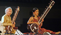 Anoushka Sankar et son père Ravi Shankar jouent du Sitar Instrument de musique d'Inde